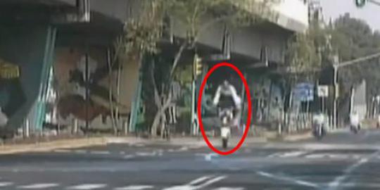 Video polisi terpelanting setelah hajar \'polisi tidur\'!