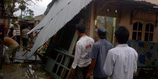 Suami istri patah tulang akibat angin puting beliung 