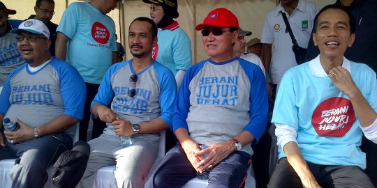 Jokowi ngebut naik sepeda kejar Abraham Samad