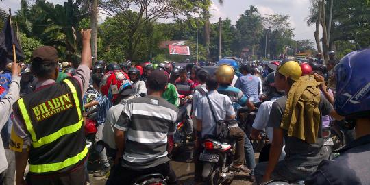 Ribuan buruh lumpuhkan Tol Belmera Medan