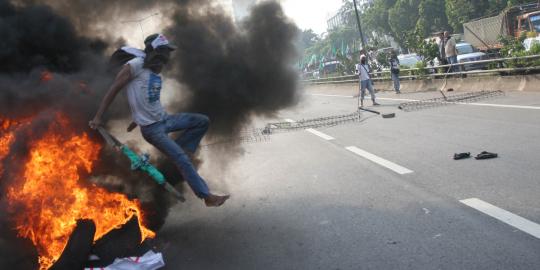 Demo antikorupsi ricuh, polisi dan mahasiswa saling lempar batu