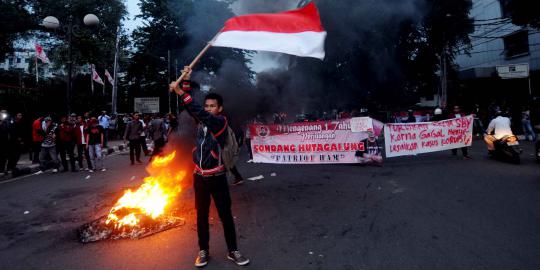 Mahasiswa UBK bakar ban di Jalan Diponegoro saat demo