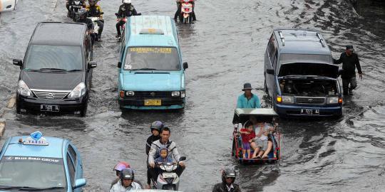 Banjir di Pos Pengumben akibat sampah menyumbat sungai