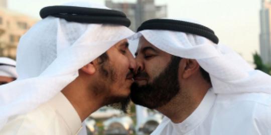 Foto ciuman sesama lelaki Kuwait terkenal di media sosial