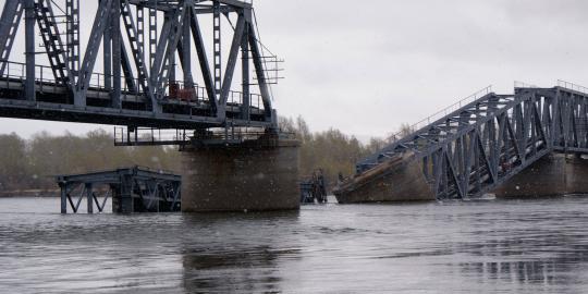 Jembatan Sungai Serayu ambruk diterjang banjir