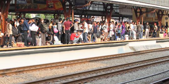 PKL di stasiun Jakarta-Bogor ditertibkan, pedagang emosi