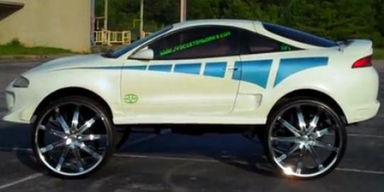 Video Mitsubishi Eclipse yang merasa dirinya SUV 