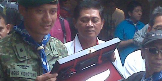 Agus Yudhoyono beri pisau belati ke pecinta alam di Bandung