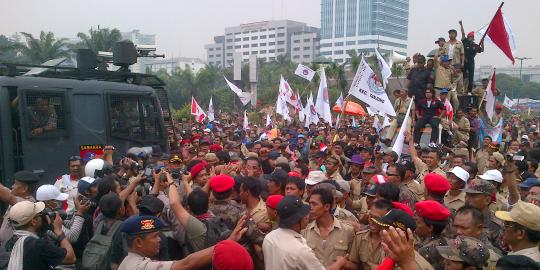 Berbaret merah Hercules ikut kawal demo perangkat desa di 