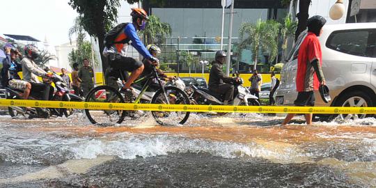 Genangan di depan Kemenakertrans, lalu lintas tersendat