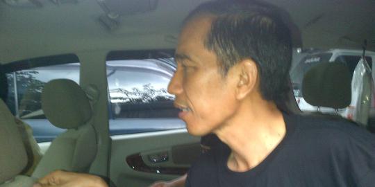Sudah tua, Jokowi tak loncat-loncat saat nonton Guns N' Roses