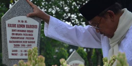  Adegan Habibie dan Ainun yang bikin SBY dan Ibu Ani menangis