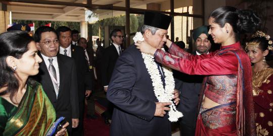 Tiba di India, Presiden SBY disambut kalungan bunga