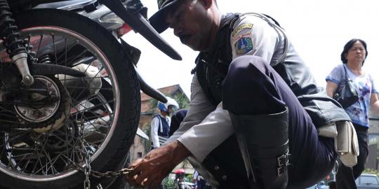 Banyak mobil parkir liar, petugas kehabisan gembok dan rantai