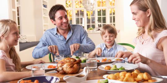 Makan bersama keluarga bikin anak rajin makan sayur