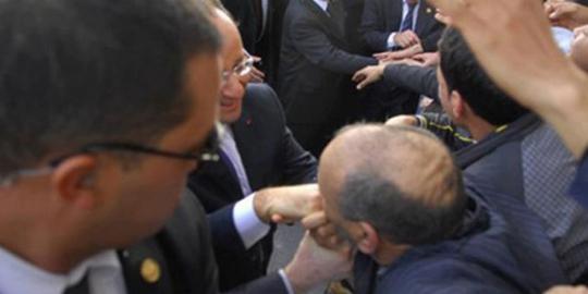 Foto pria Aljazair cium tangan Hollande picu kemarahan