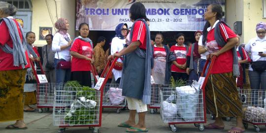 Peringati hari ibu, mbok gendong Pasar Gede Solo dapat troli
