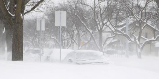Ratusan mobil terkubur salju