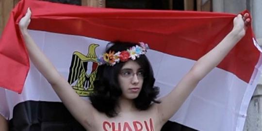 Perempuan Mesir telanjang protes konstitusi syariah