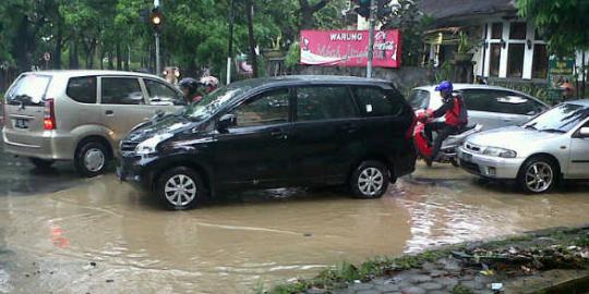 Hujan angin, Bandung dikepung banjir dan macet