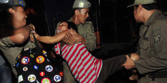 Satpol PP ubek lokalisasi, tangkap puluhan PSK