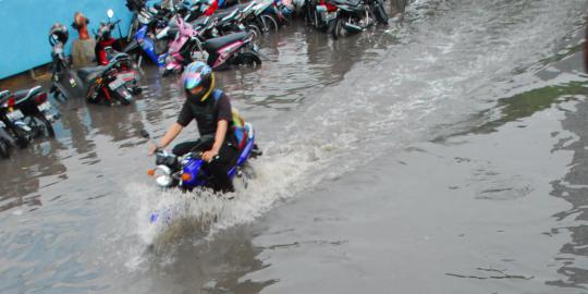 Banjir di Tanjung Duren, motor paksa masuk jalan tol