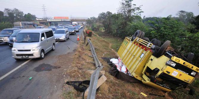  Truk  terbalik di  Tol Jakarta  Tangerang merdeka com