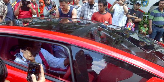 Pamer 'Ferrari', Dahlan Iskan ajak warga test drive