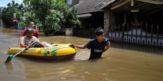 Banjir kiriman dari Bogor rendam ratusan rumah di Rawajati 