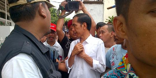 Tinjau banjir, perahu yang ditumpangi Jokowi terhalang pohon