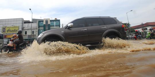 Jalan Raya Kp Melayu terendam banjir kiriman Bogor