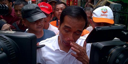 Tengok banjir Kampung Melayu, Jokowi bagi-bagi uang