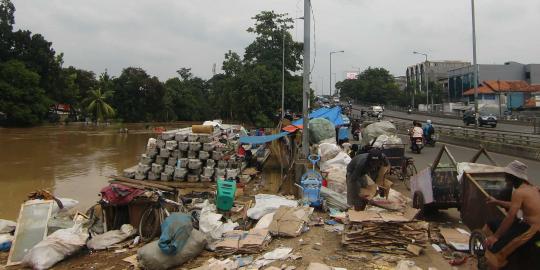 Banjir usir puluhan penghuni kolong jembatan Kampung Melayu