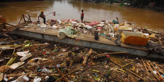 Usai banjir, sampah menggunung di Kanal Banjir Barat