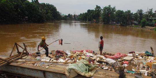 Mencari nafkah di tengah tumpukan sampah banjir