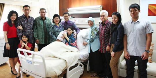 Ibu Ani kembali jenguk Ibas junior di RS Pondok Indah