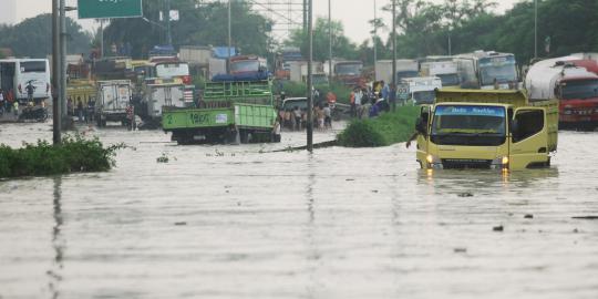 Hujan deras di hari Natal, sejumlah jalan di Jakarta banjir