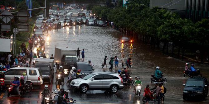 Image result for jakarta dilanda banjir macet