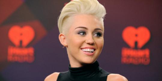 Natal Miley Cyrus Dapat Sex Doll