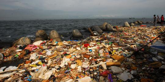 Sampah plastik di Pantai Mutiara menumpuk