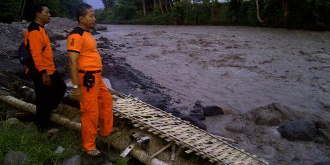 Banjir lahar dingin Merapi hancurkan talud dan jembatan | merdeka.com