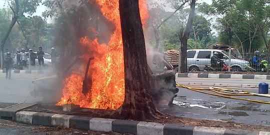Mobil pikap terbakar di dekat bandara Soekarno-Hatta