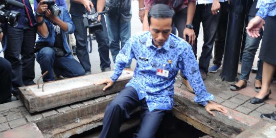 Berseragam Korpri, Jokowi nekat masuk ke gorong-gorong 