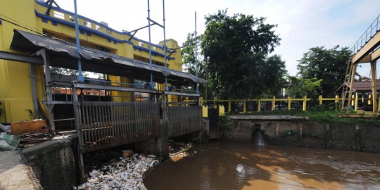 pinggir pintu air manggarai