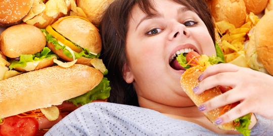 5 Tanda seseorang makan secara berlebihan