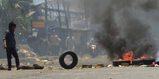 Warga di Lampung Tengah blokir Jalan Lintas Sumatera