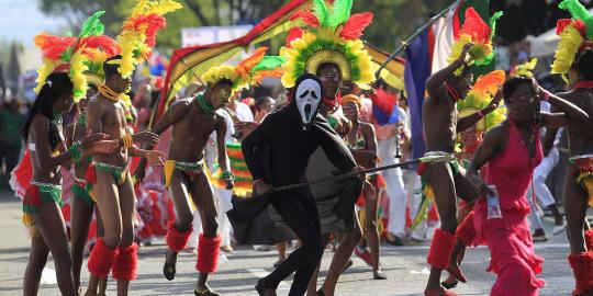 Warna-warni parade budaya Cali Viejo