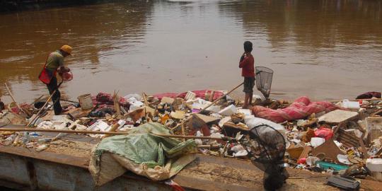 Jokowi: Saya maunya tak ada sampah di Ciliwung