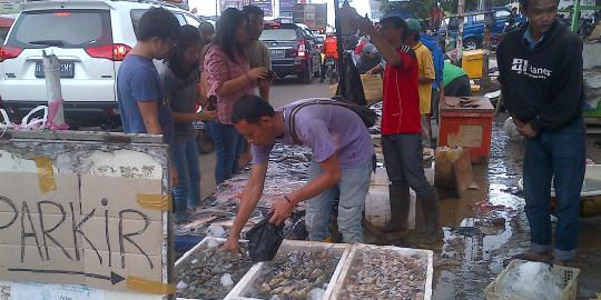 Pedagang ikan di Muara Angke raup untung di malam tahun baru