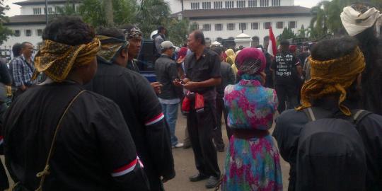 Malam tahun baru, Budayawan Sunda malah Demo di Gedung Sate